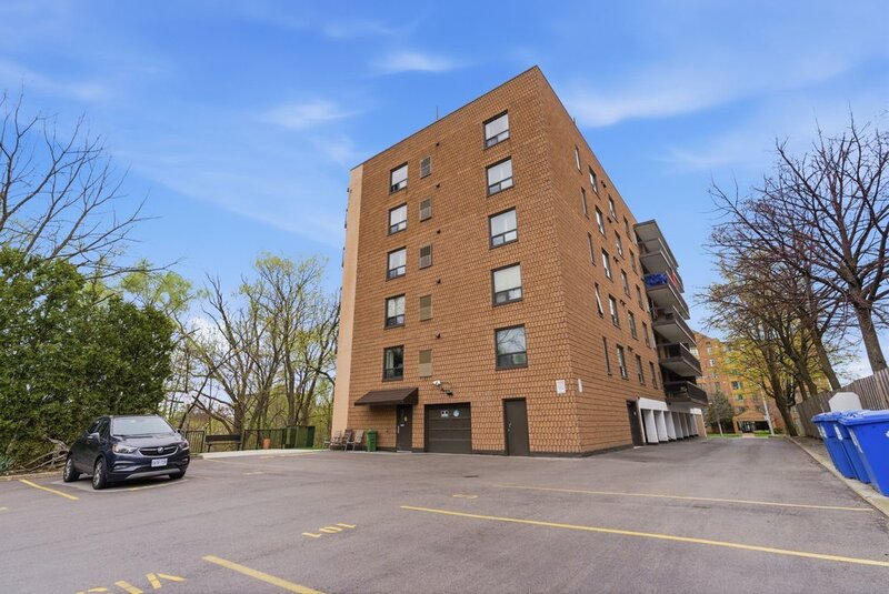 FANTASTIC LOCATION IN THIS STONEY CREEK CONDO APARTMENT!