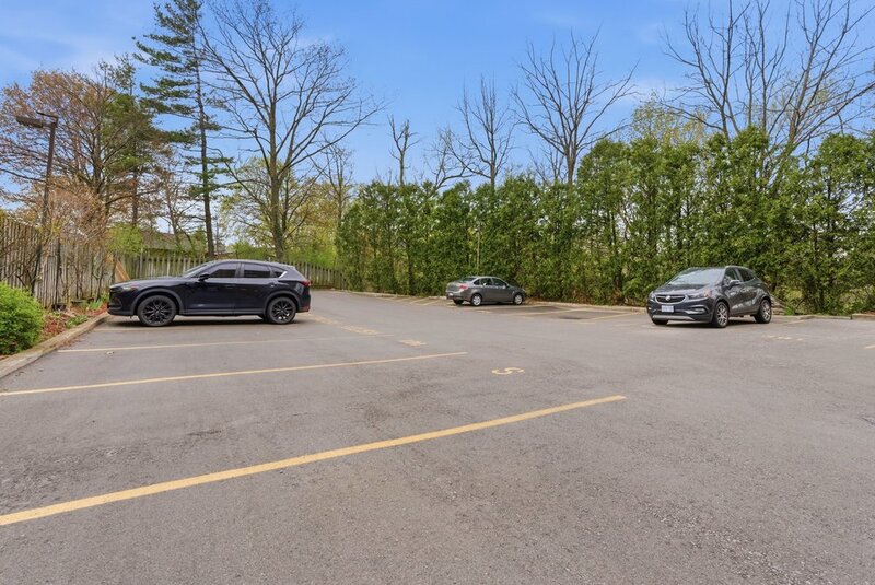 FANTASTIC LOCATION IN THIS STONEY CREEK CONDO APARTMENT!