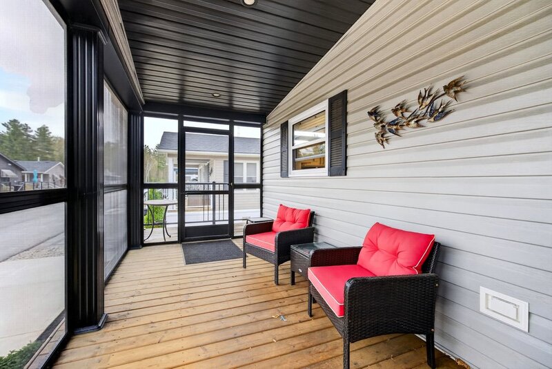 LOW MAINTENANCE LIVING IN THIS GREAT BURLINGTON COMMUNITY!