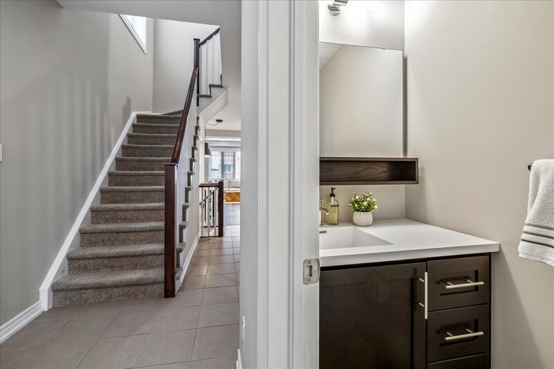 FANTASTIC END UNIT IN GRIMSBY ON THE BEACH!