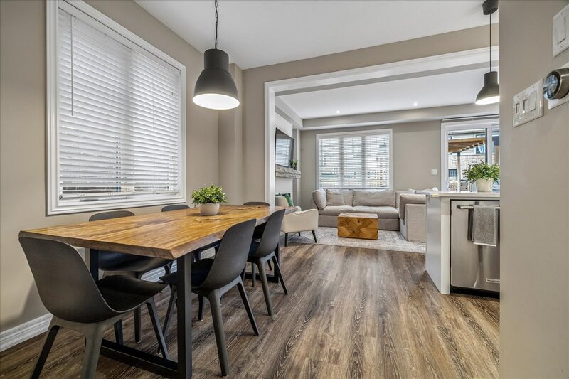 FANTASTIC END UNIT IN GRIMSBY ON THE BEACH!