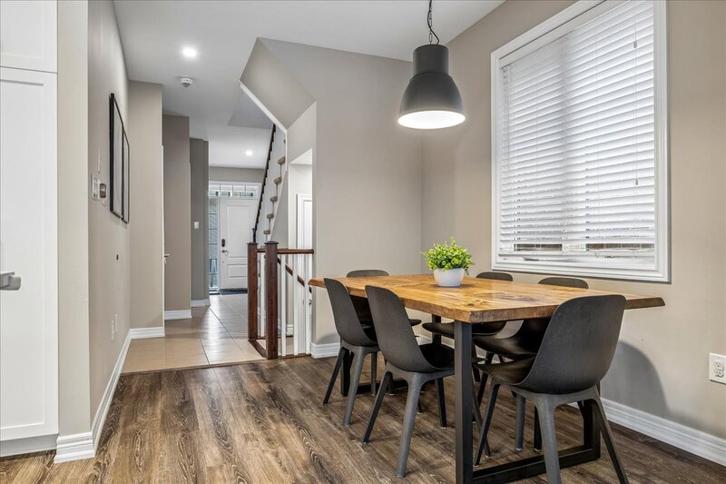 FANTASTIC END UNIT IN GRIMSBY ON THE BEACH!