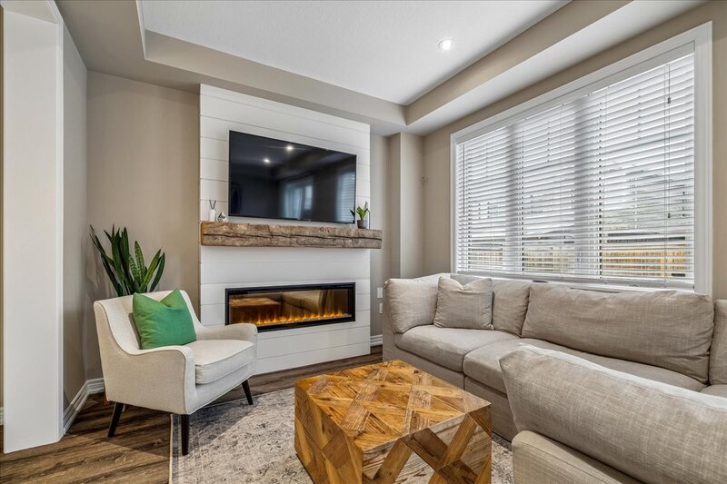 FANTASTIC END UNIT IN GRIMSBY ON THE BEACH!