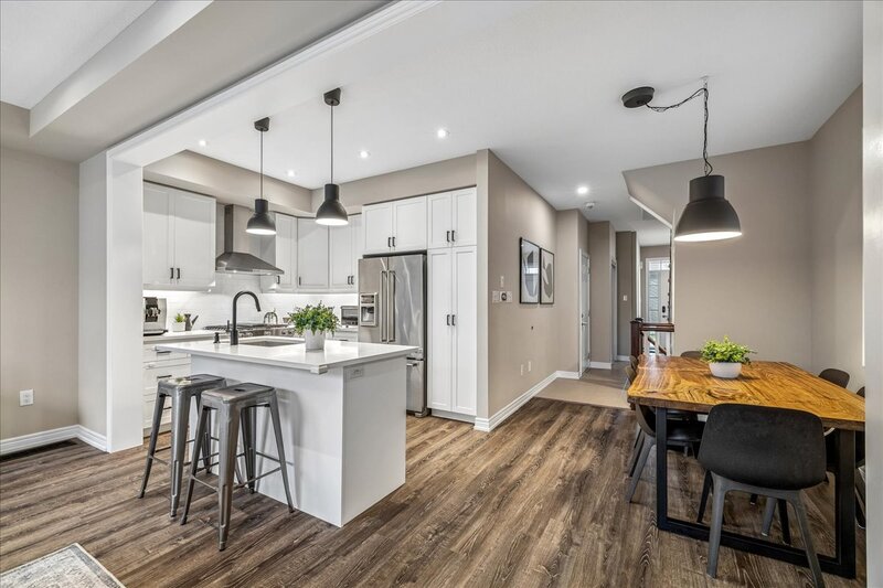FANTASTIC END UNIT IN GRIMSBY ON THE BEACH!