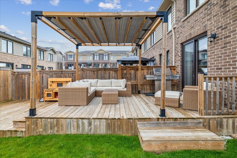 FANTASTIC END UNIT IN GRIMSBY ON THE BEACH!