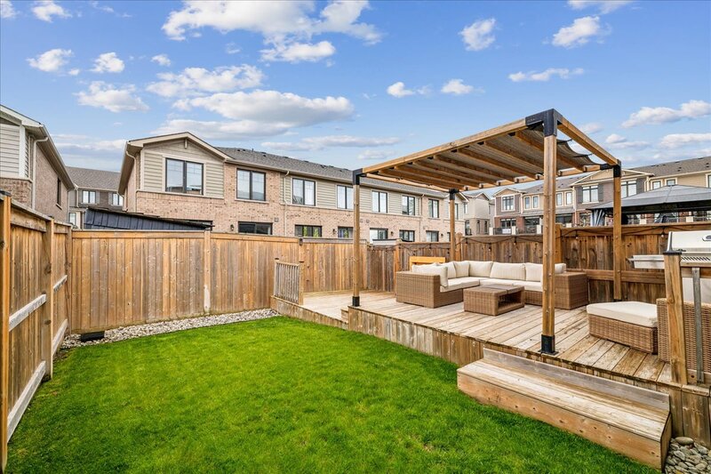 FANTASTIC END UNIT IN GRIMSBY ON THE BEACH!