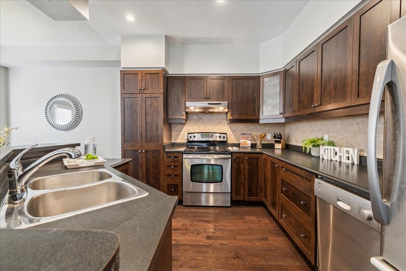 SUPER END UNIT CONDO IN BURLINGTON!