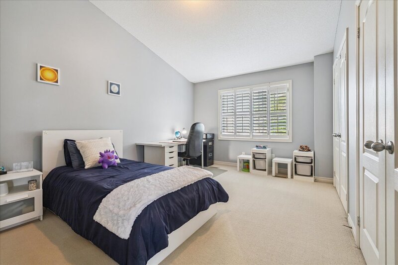 SUPER END UNIT CONDO IN BURLINGTON!