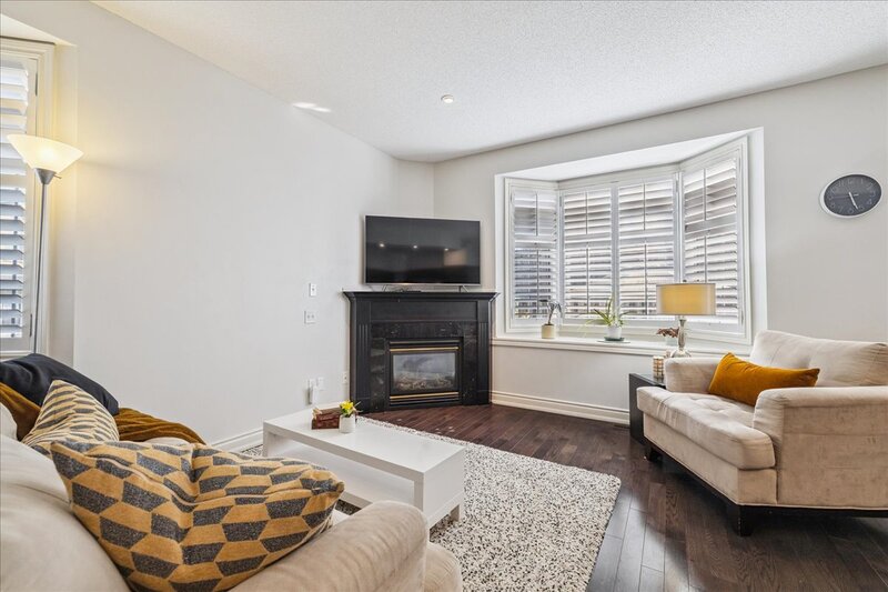 SUPER END UNIT CONDO IN BURLINGTON!