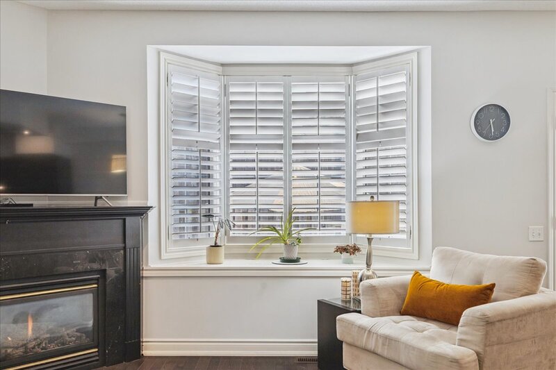SUPER END UNIT CONDO IN BURLINGTON!