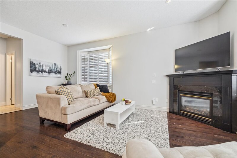 SUPER END UNIT CONDO IN BURLINGTON!