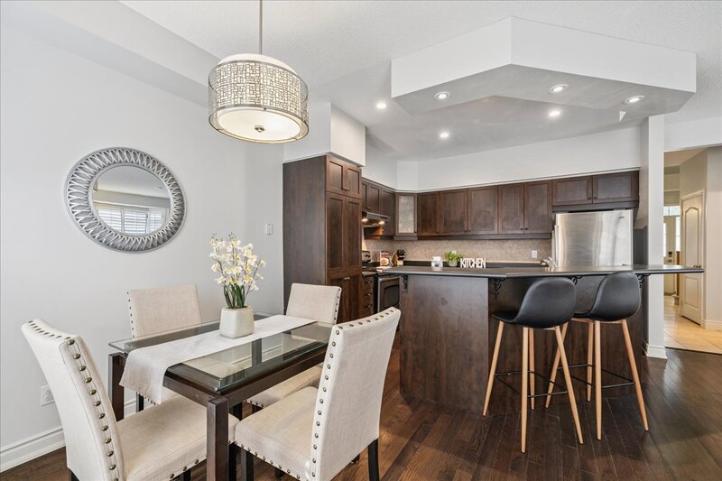 SUPER END UNIT CONDO IN BURLINGTON!