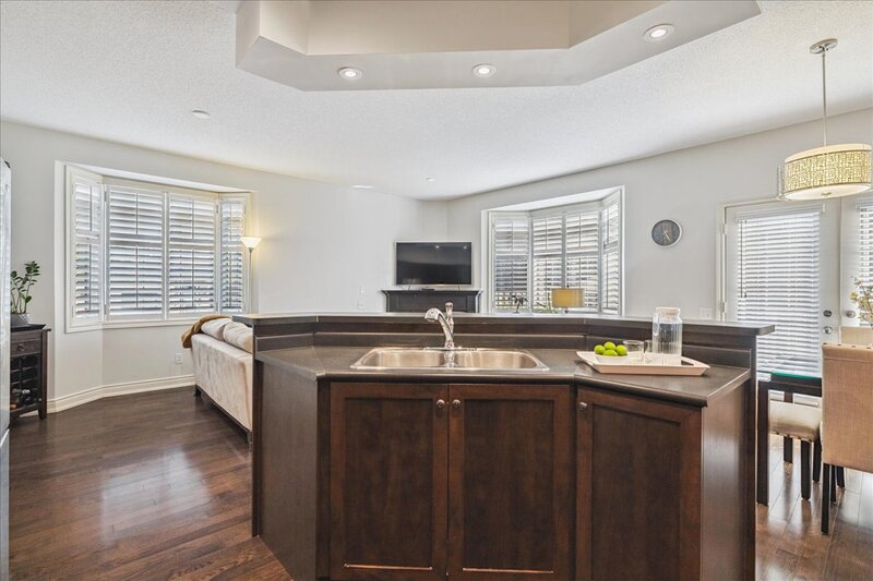 SUPER END UNIT CONDO IN BURLINGTON!
