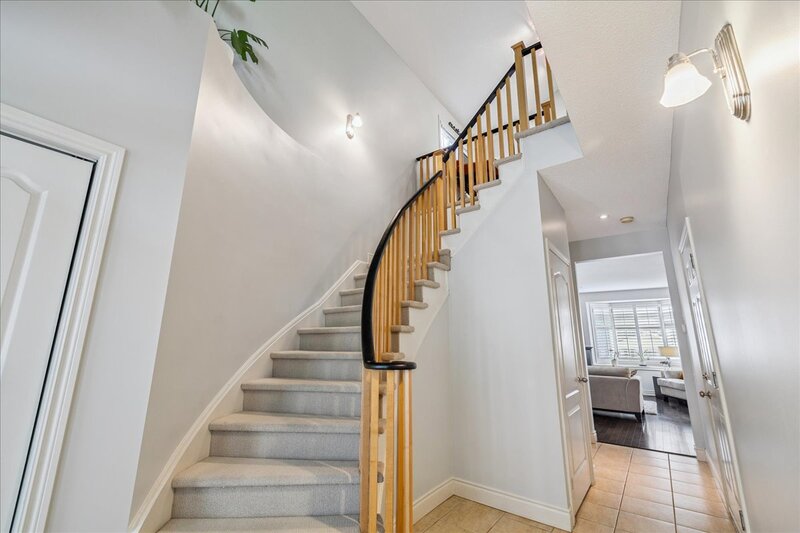 SUPER END UNIT CONDO IN BURLINGTON!