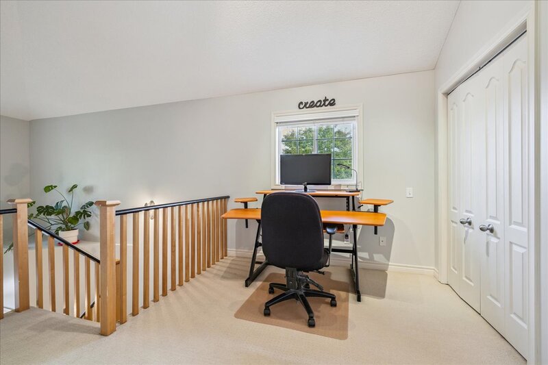 SUPER END UNIT CONDO IN BURLINGTON!