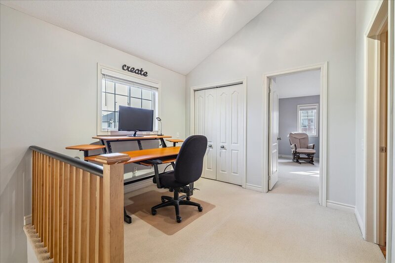 SUPER END UNIT CONDO IN BURLINGTON!