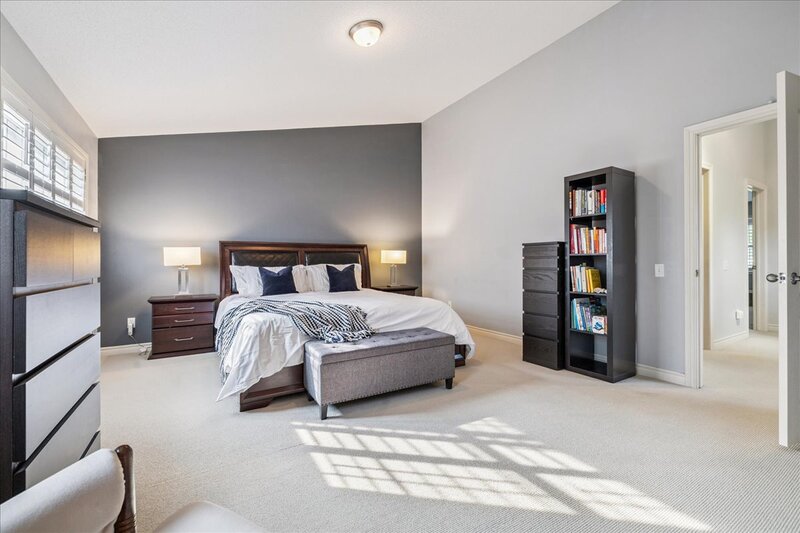 SUPER END UNIT CONDO IN BURLINGTON!