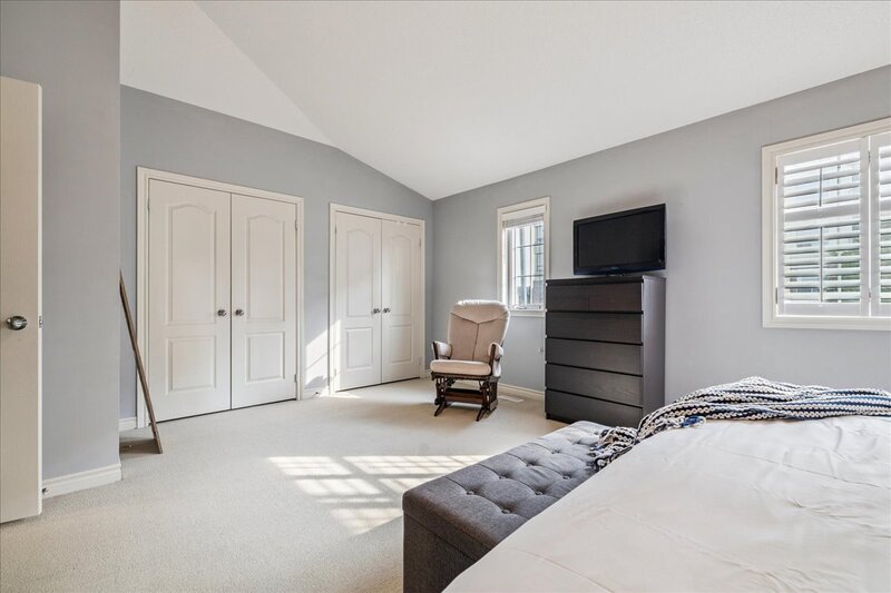 SUPER END UNIT CONDO IN BURLINGTON!
