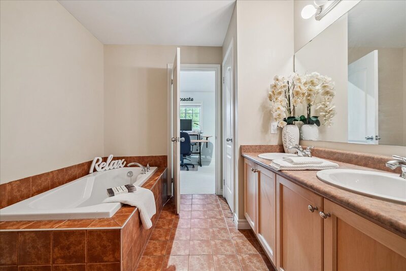SUPER END UNIT CONDO IN BURLINGTON!