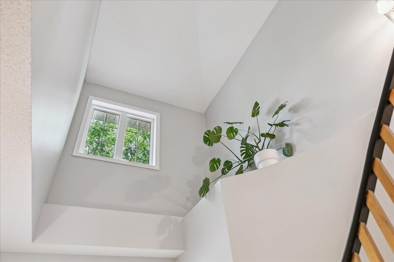 SUPER END UNIT CONDO IN BURLINGTON!