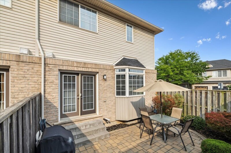 SUPER END UNIT CONDO IN BURLINGTON!