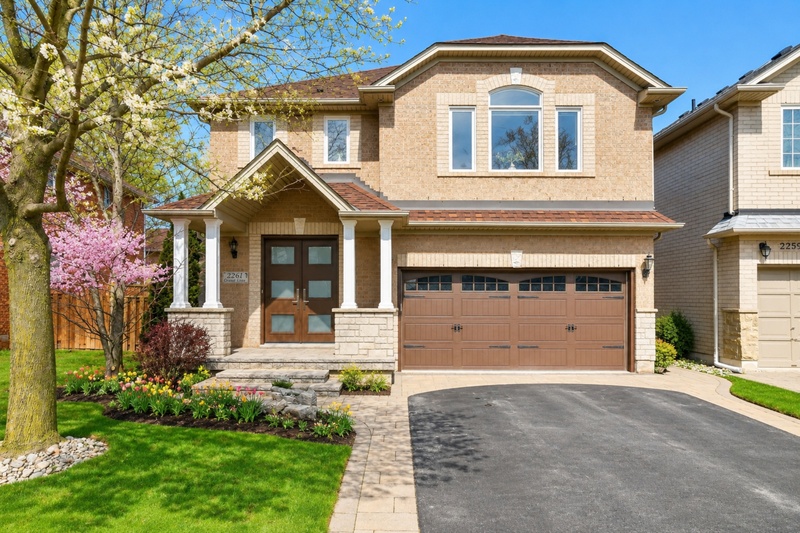 STUNNING LARGE FAMILY HOME IN OAKVILLE!