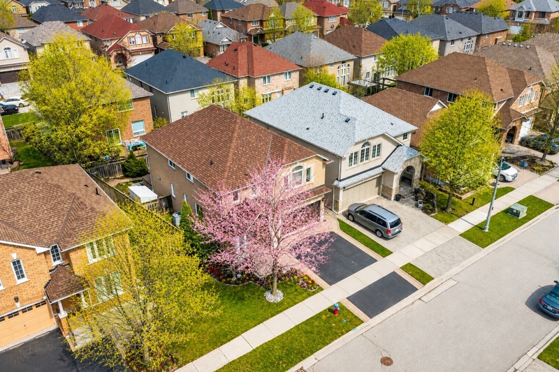 STUNNING LARGE FAMILY HOME IN OAKVILLE!
