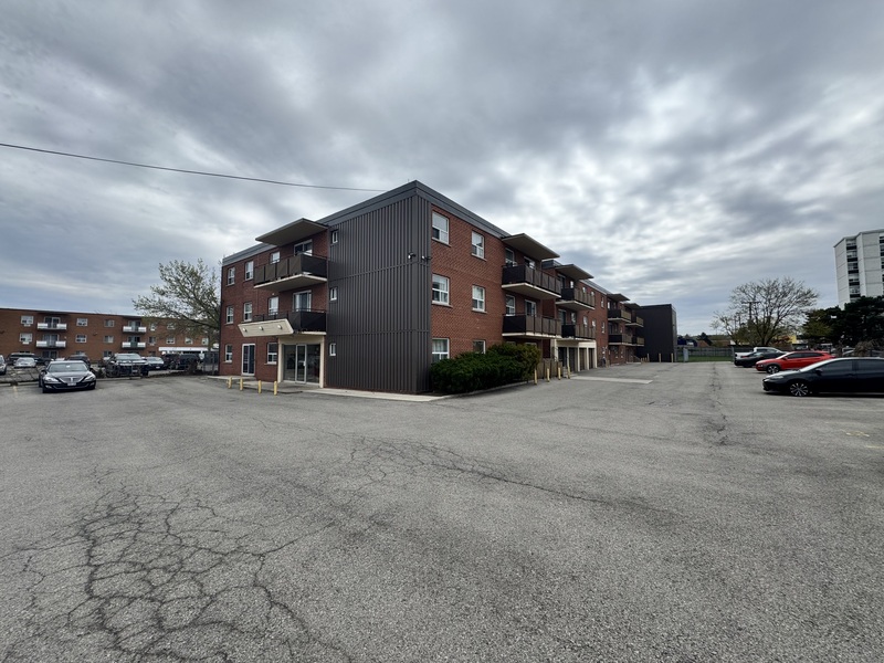 PERFECT BACHELOR PAD LOCATED ON A QUIET CUL-DE-SAC!