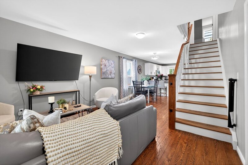 CHARMING 1.5 STORY HOME IN DUNNVILLE!