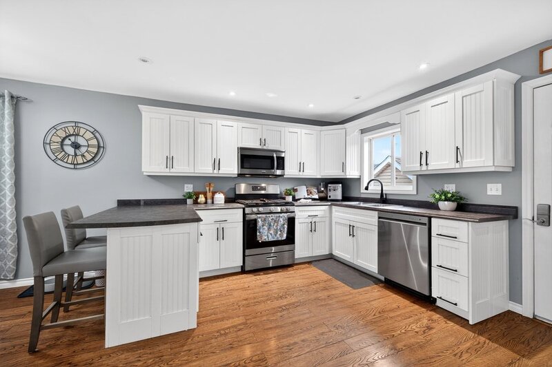 CHARMING 1.5 STORY HOME IN DUNNVILLE!