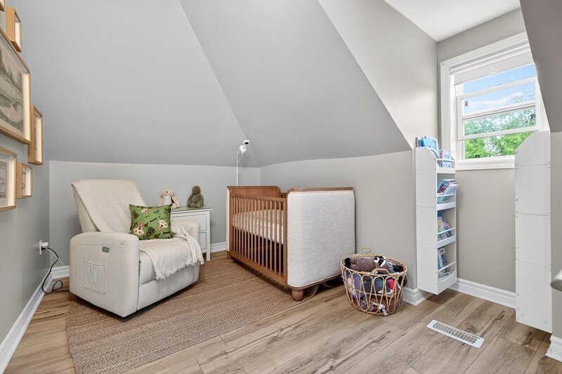 CHARMING 1.5 STORY HOME IN DUNNVILLE!