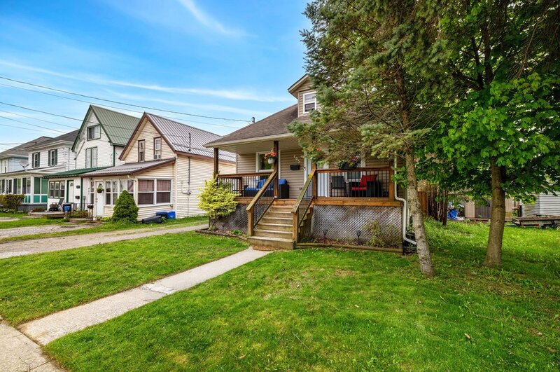 CHARMING 1.5 STORY HOME IN DUNNVILLE!