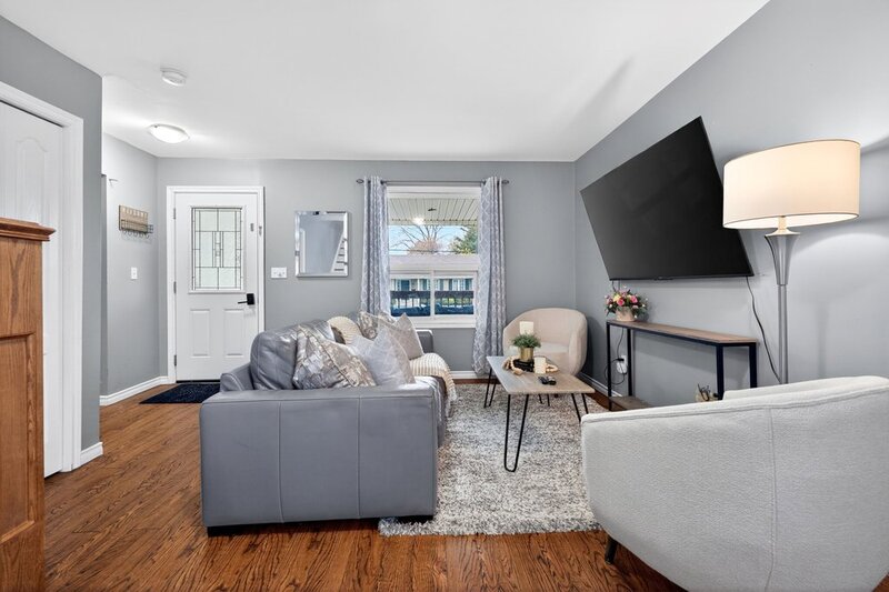 CHARMING 1.5 STORY HOME IN DUNNVILLE!