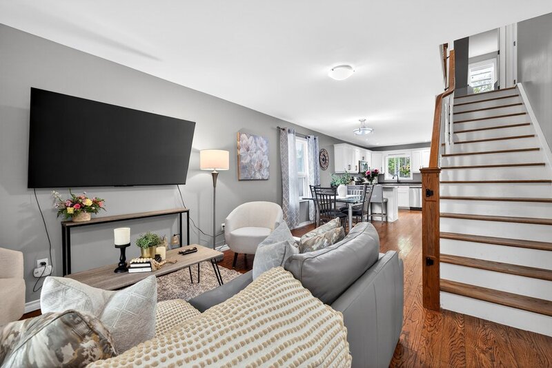 CHARMING 1.5 STORY HOME IN DUNNVILLE!