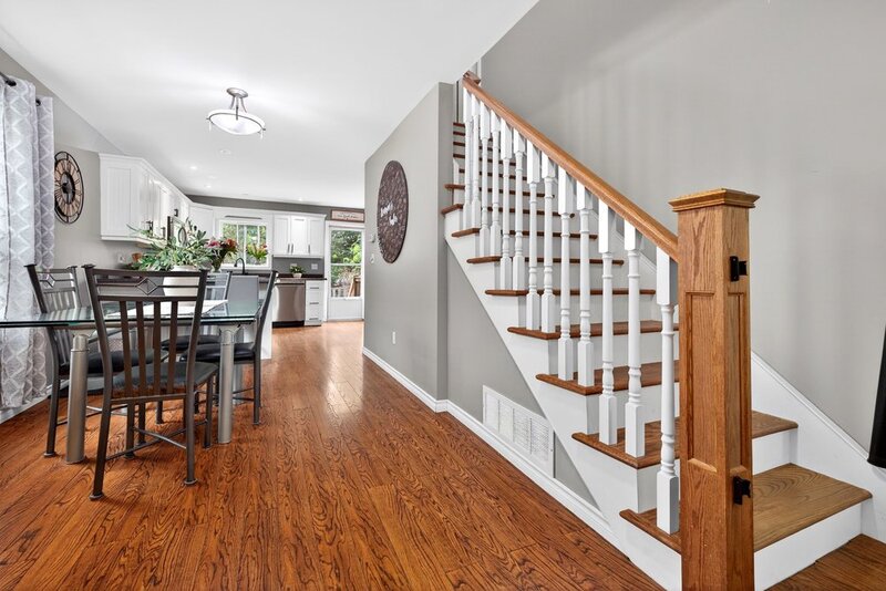 CHARMING 1.5 STORY HOME IN DUNNVILLE!