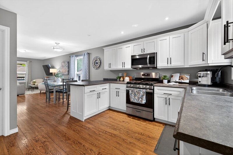 CHARMING 1.5 STORY HOME IN DUNNVILLE!