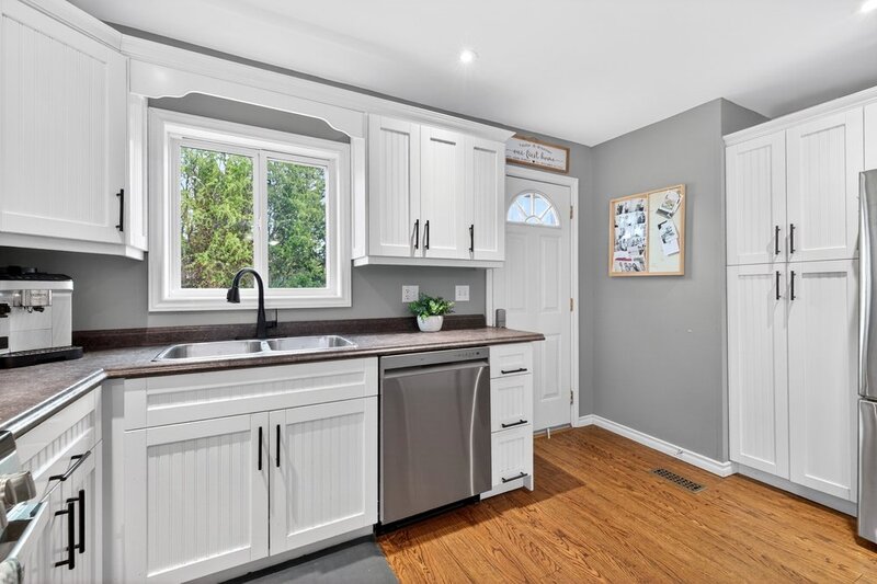 CHARMING 1.5 STORY HOME IN DUNNVILLE!