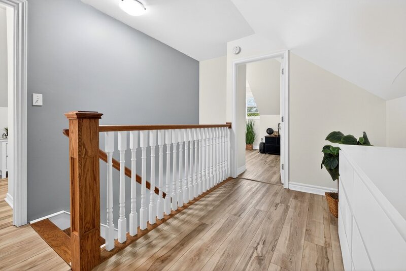 CHARMING 1.5 STORY HOME IN DUNNVILLE!