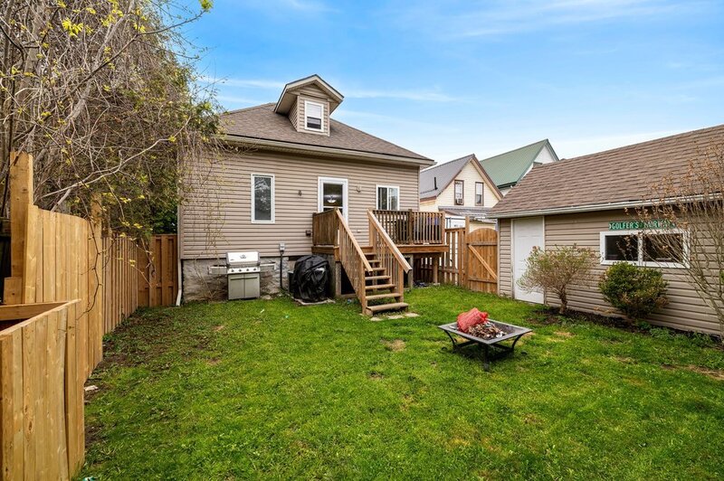 CHARMING 1.5 STORY HOME IN DUNNVILLE!