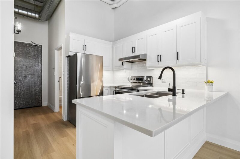 CONVENIENT APARTMENT IN CENTRAL DOWNTOWN HAMILTON!