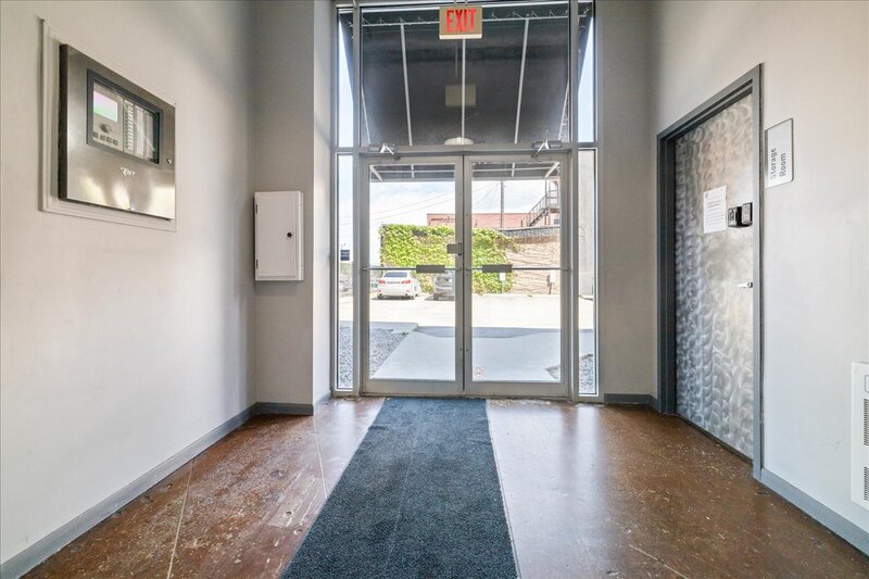 CONVENIENT APARTMENT IN CENTRAL DOWNTOWN HAMILTON!
