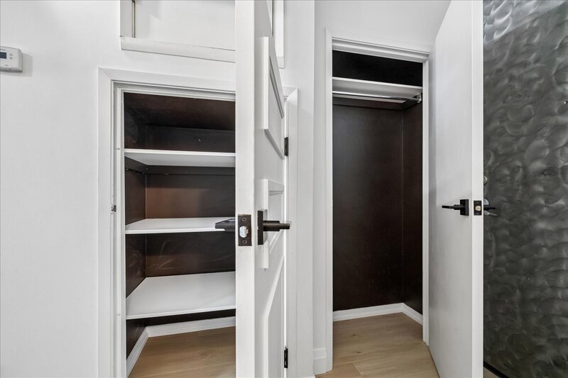 CONVENIENT APARTMENT IN CENTRAL DOWNTOWN HAMILTON!