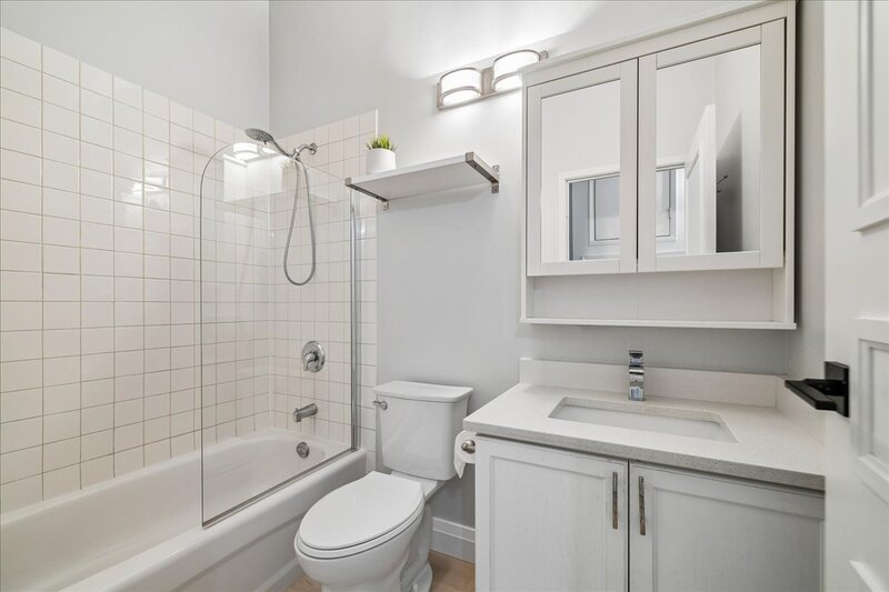 CONVENIENT APARTMENT IN CENTRAL DOWNTOWN HAMILTON!