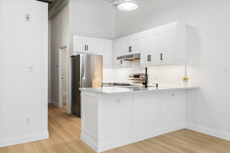 CONVENIENT APARTMENT IN CENTRAL DOWNTOWN HAMILTON!