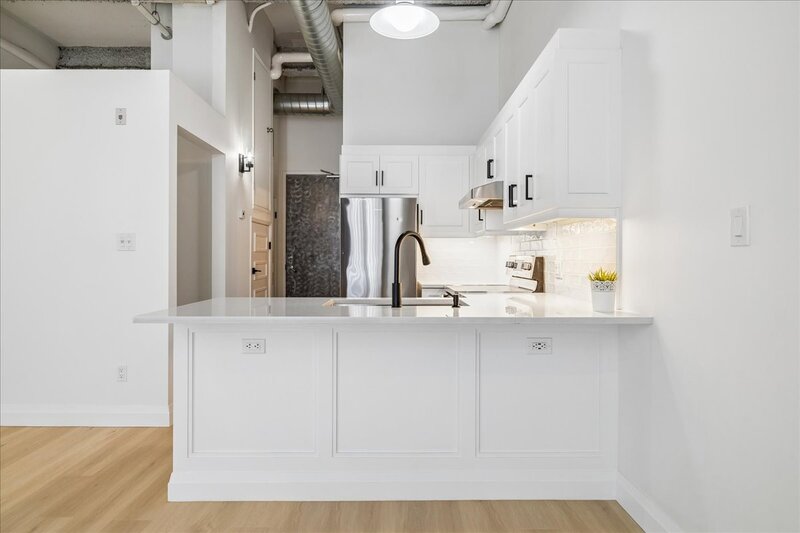 CONVENIENT APARTMENT IN CENTRAL DOWNTOWN HAMILTON!