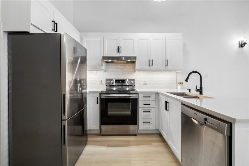 CONVENIENT APARTMENT IN CENTRAL DOWNTOWN HAMILTON!