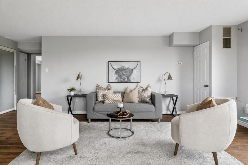 LARGE UNIT IN QUIET STONEY CREEK BUILDING!