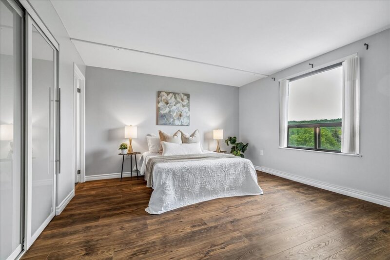 LARGE UNIT IN QUIET STONEY CREEK BUILDING!