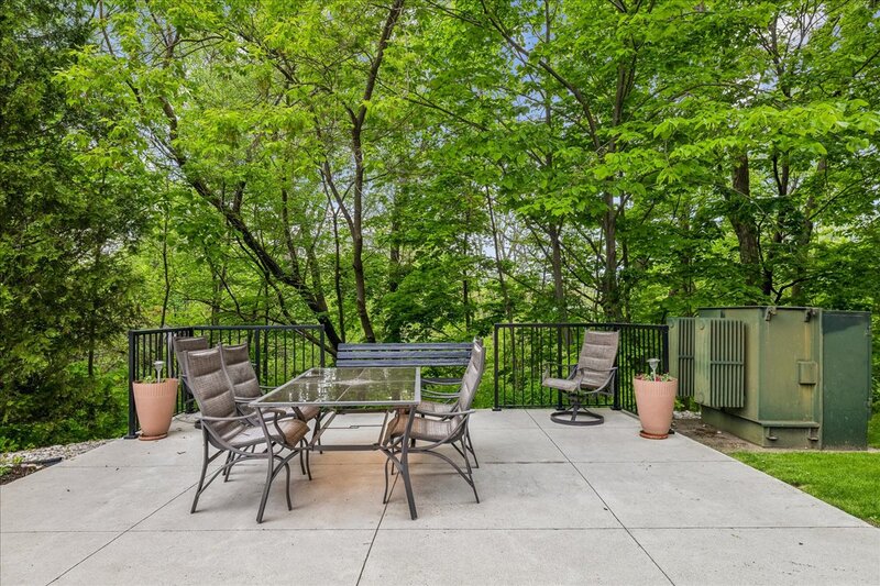 LARGE UNIT IN QUIET STONEY CREEK BUILDING!