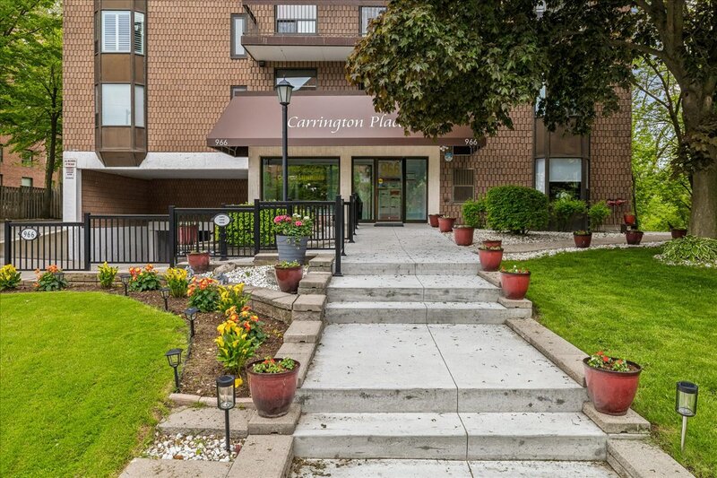 LARGE UNIT IN QUIET STONEY CREEK BUILDING!